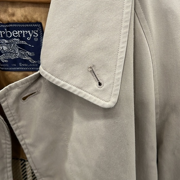 Men’s Burberry double lined trench coat Size L button closure. Pre owned - Picture 9 of 12